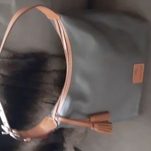Dooney & Bourke all leather hobo w/zip top goldtone hardware feet